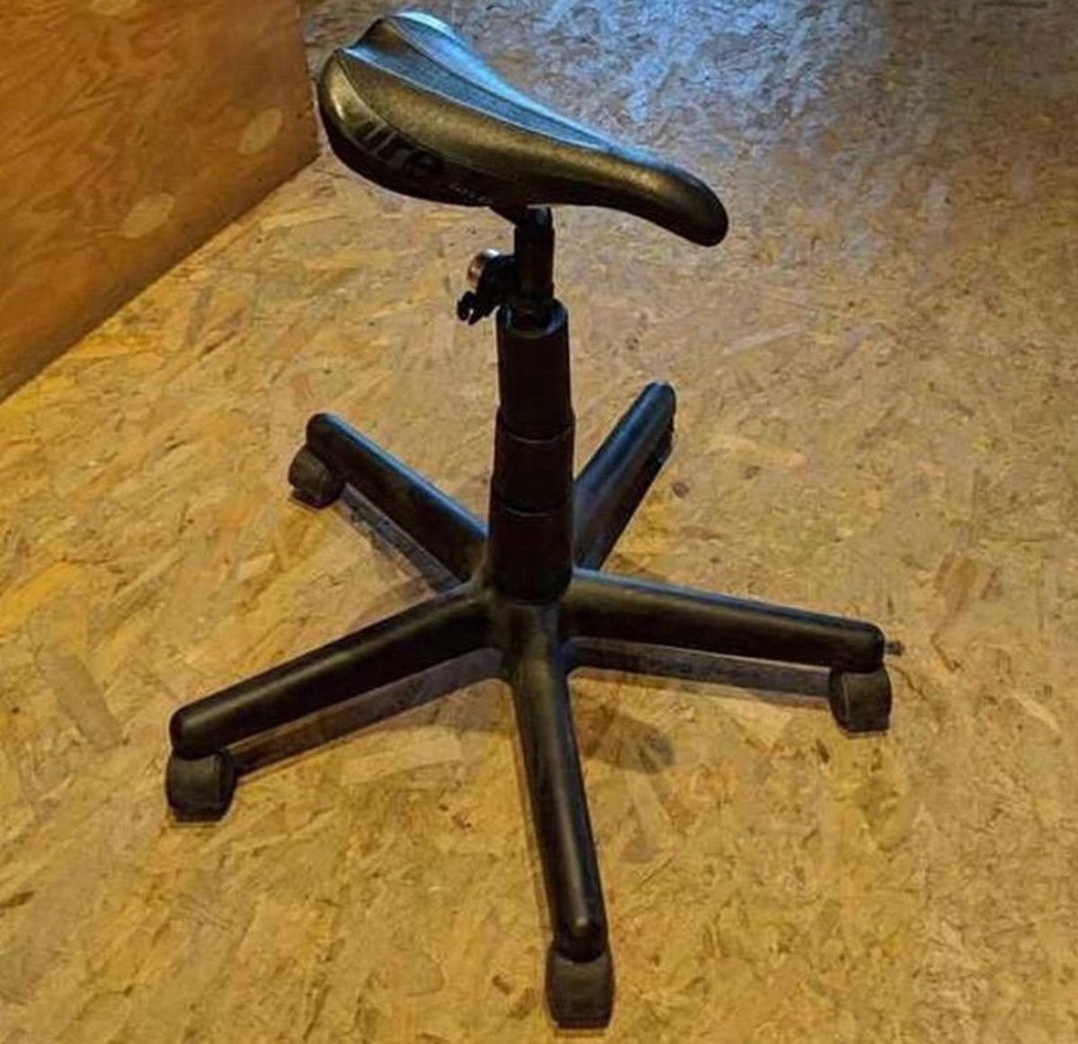 Убитый компьютерный стул